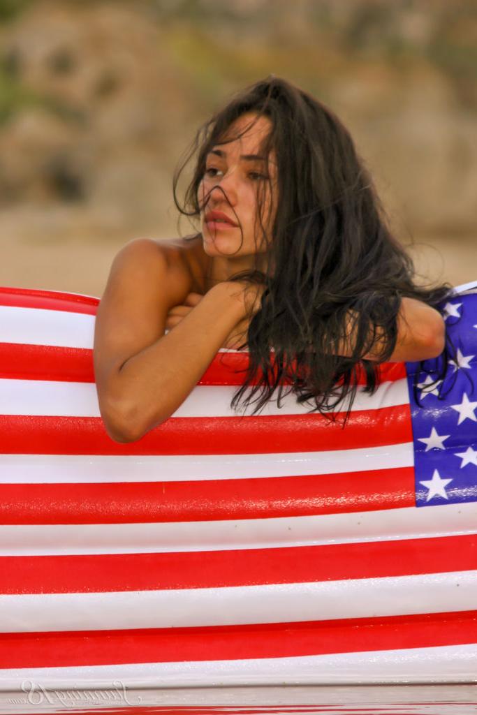16P La morena de 18 Mariniara B se quita el bikini para desnudarse en la playa