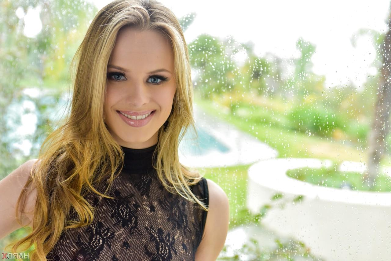 15P La star du porno Jillian Janson pose en extérieur en lingerie sexy et dévoile ses petits seins.