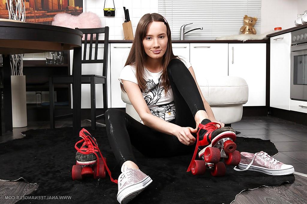 16P Adorável adolescente de pernas longas experimentando patins