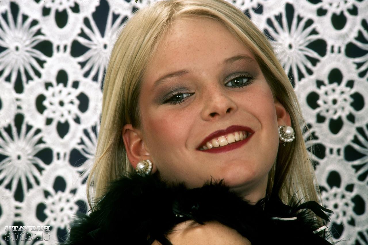 12P Pretty blonde Annelie penetrates her pussy and asshole while masturbating