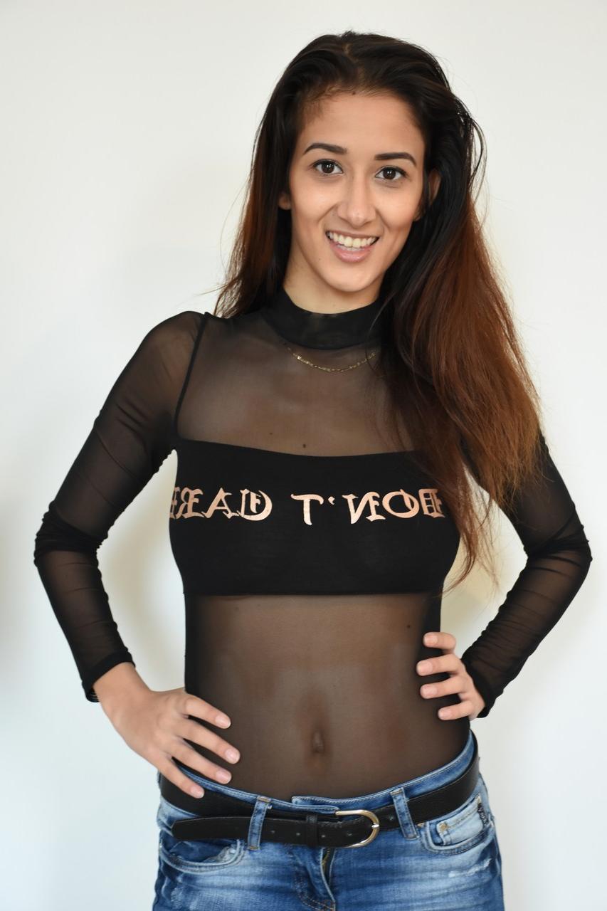 14P Hermosa morena amateur posa en lencería caliente y folla en el casting