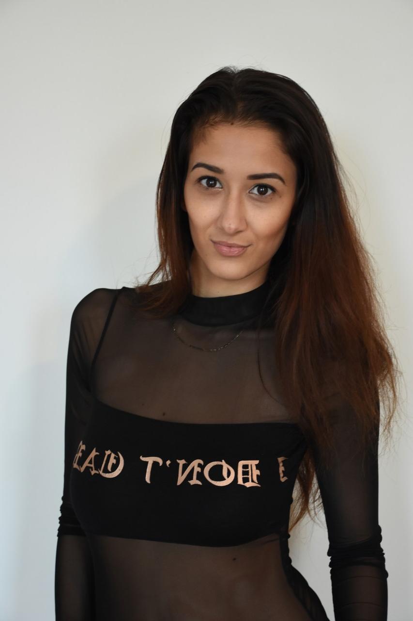 14P Hermosa morena amateur posa en lencería caliente y folla en el casting