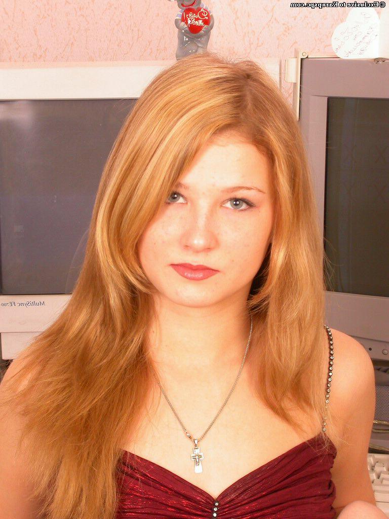 16P Jeune amatrice coquine découvrant ses seins et invitant des trous d'amour.