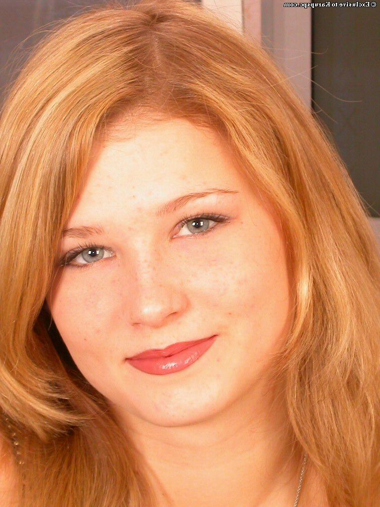 16P Jeune amatrice coquine découvrant ses seins et invitant des trous d'amour.