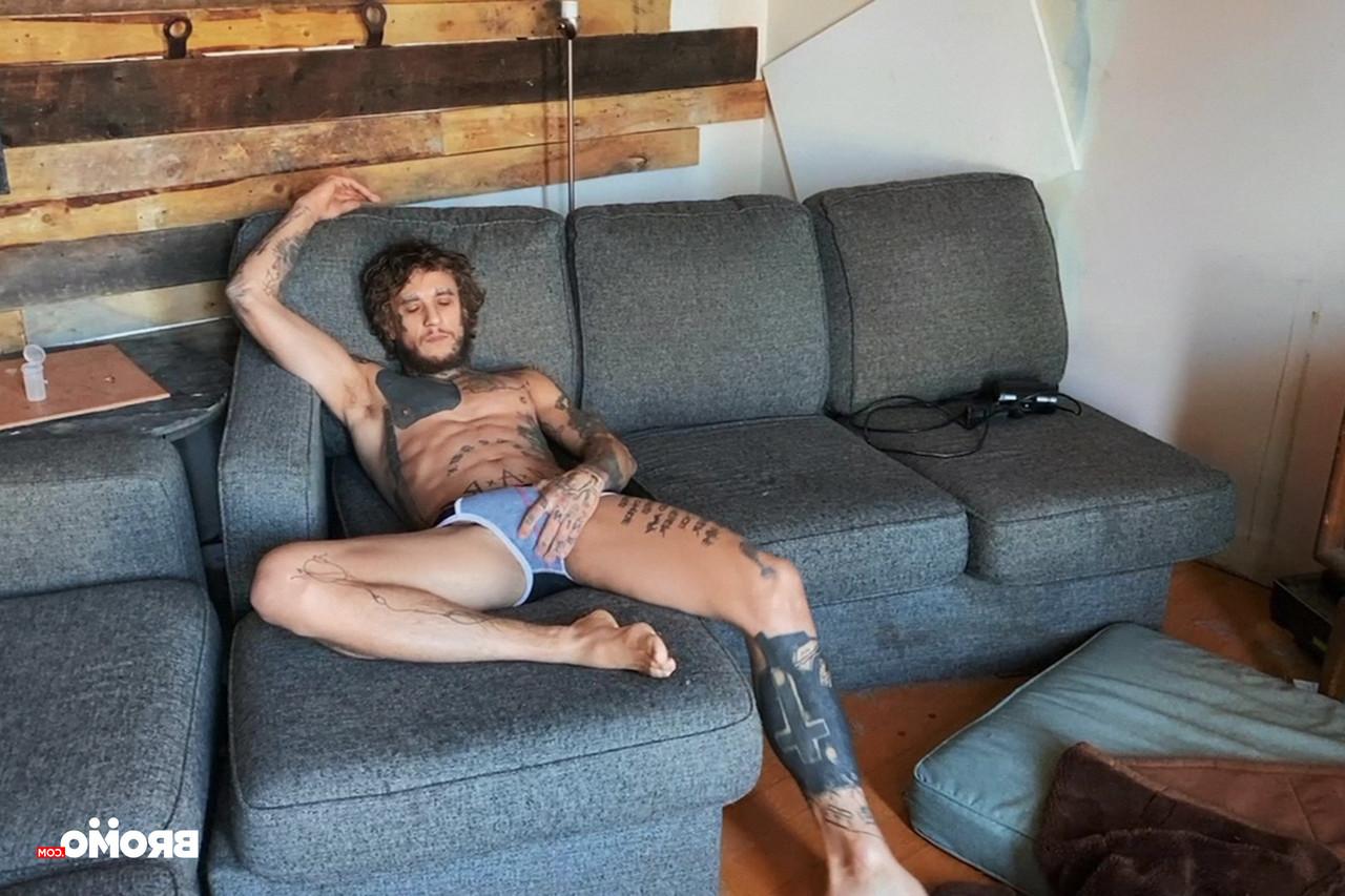 20P La nympho gay tatouée Bo Sinn lui caresse la bite et lui joue le cul en même temps