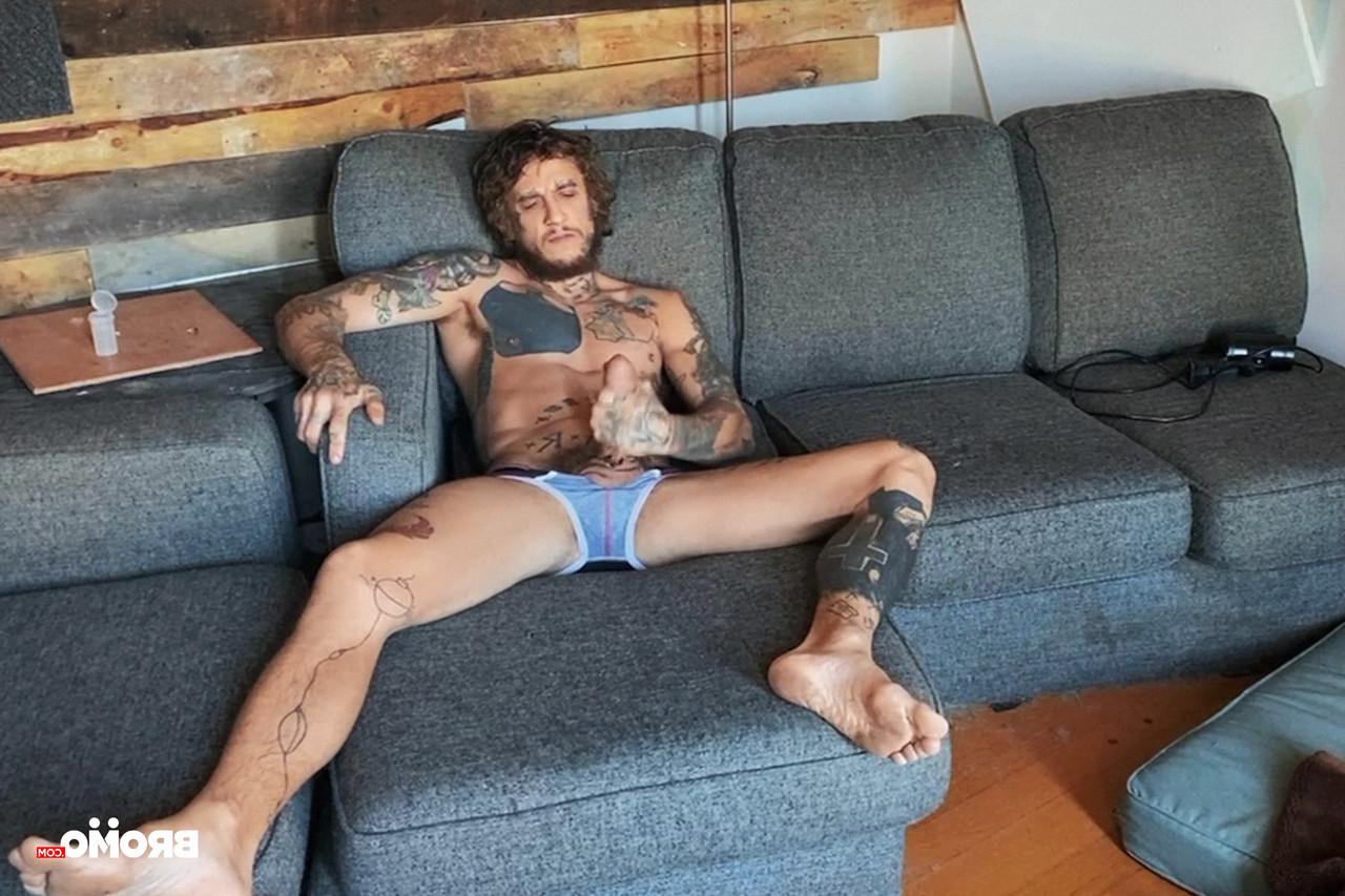 20P La nympho gay tatouée Bo Sinn lui caresse la bite et lui joue le cul en même temps