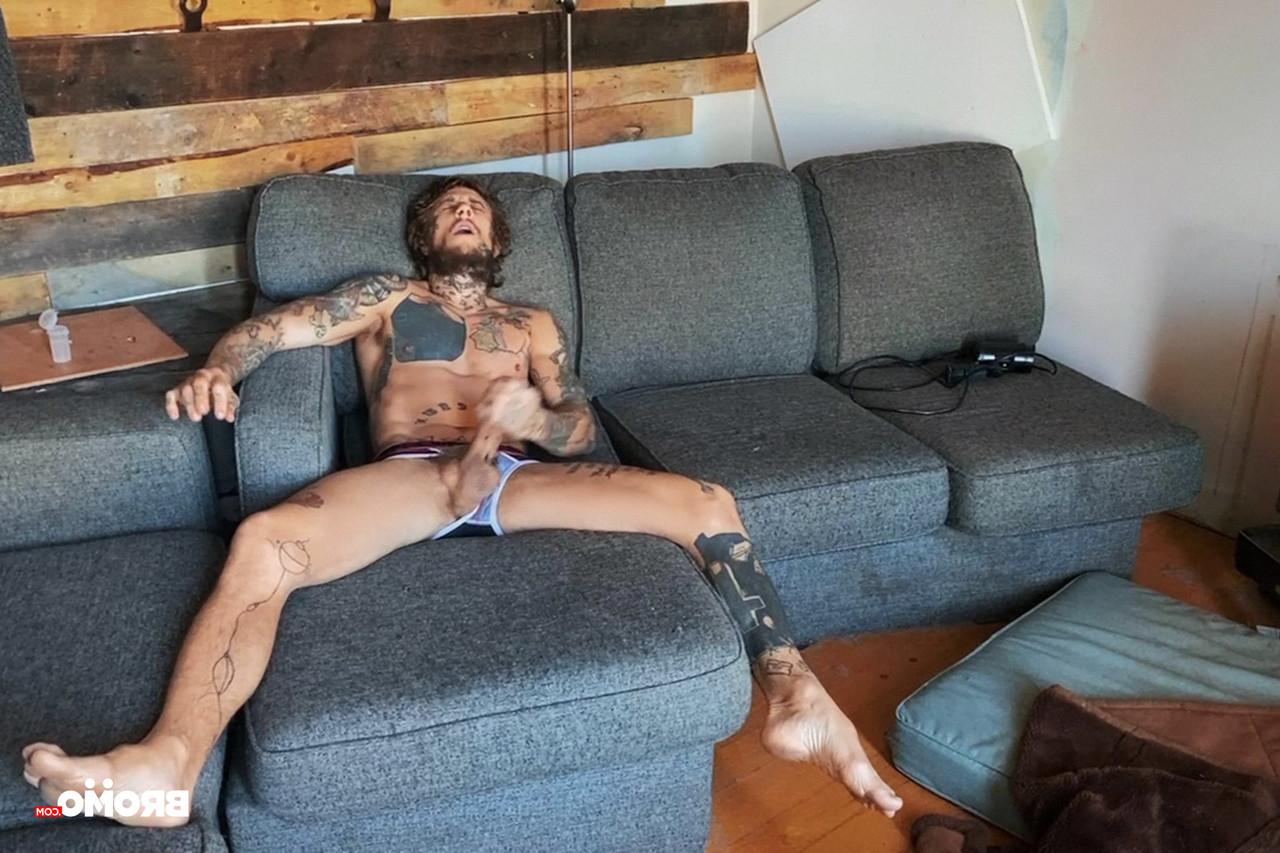 20P La nympho gay tatouée Bo Sinn lui caresse la bite et lui joue le cul en même temps