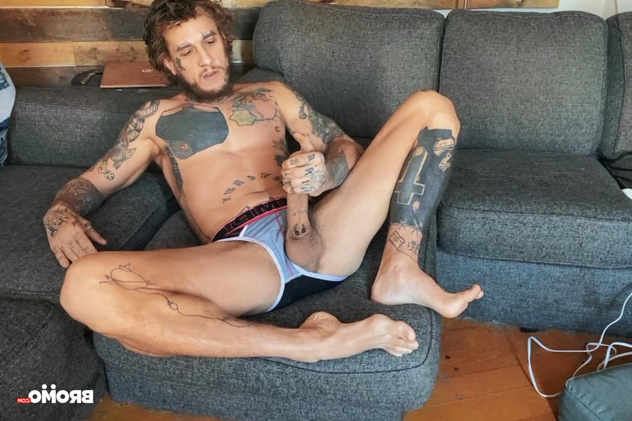20P La nympho gay tatouée Bo Sinn lui caresse la bite et lui joue le cul en même temps
