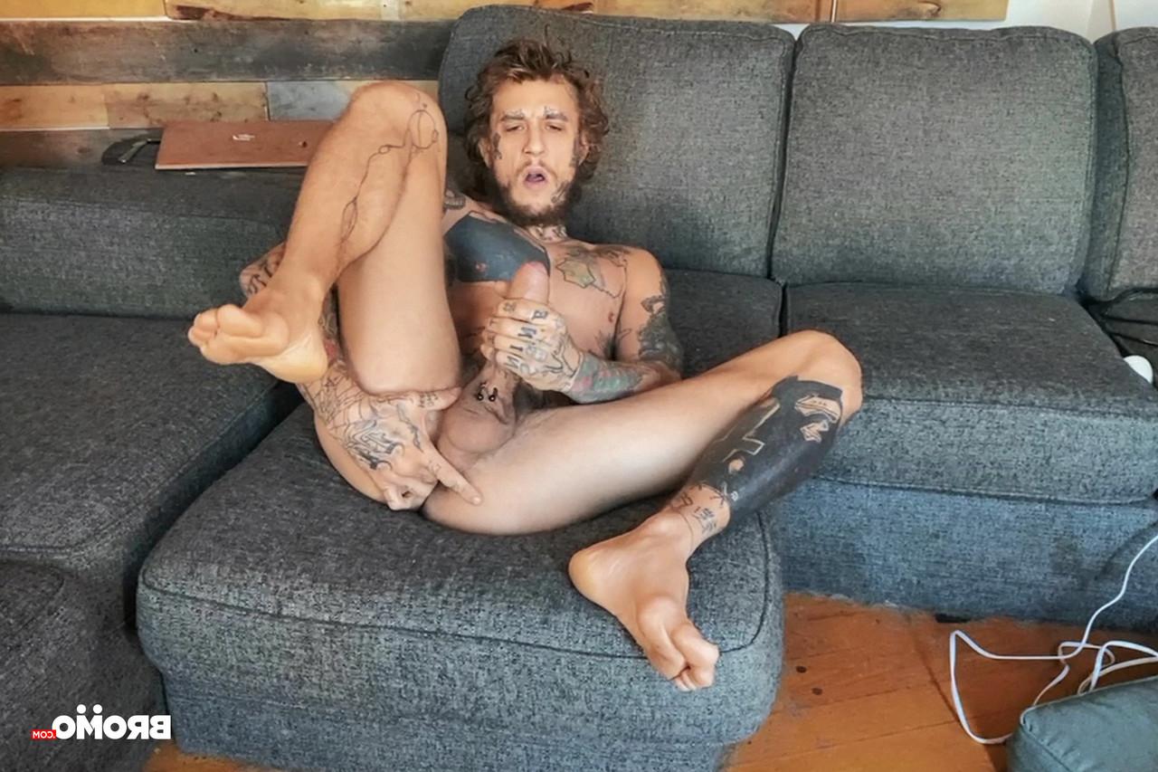 20P La nympho gay tatouée Bo Sinn lui caresse la bite et lui joue le cul en même temps