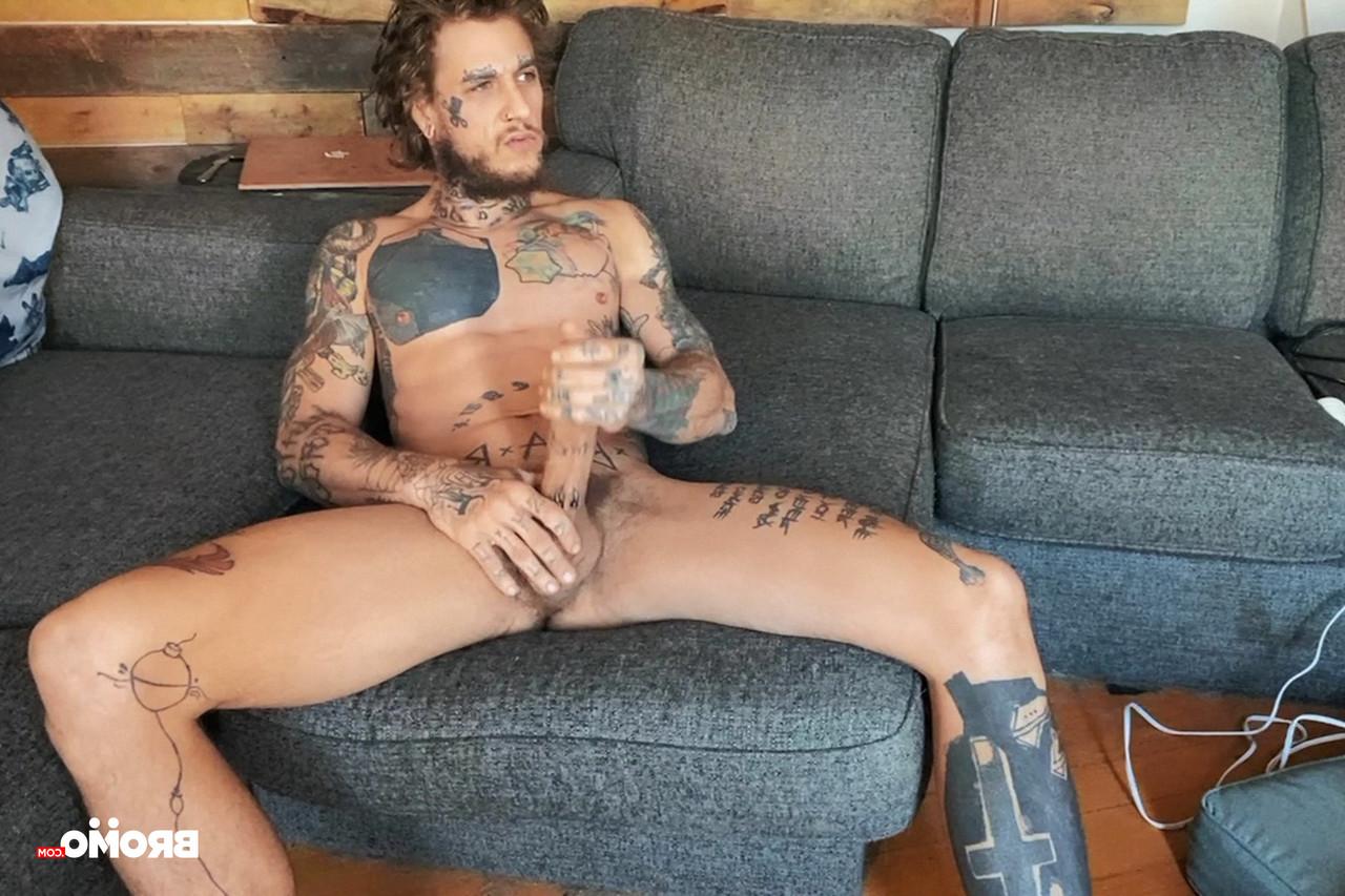 20P La nympho gay tatouée Bo Sinn lui caresse la bite et lui joue le cul en même temps