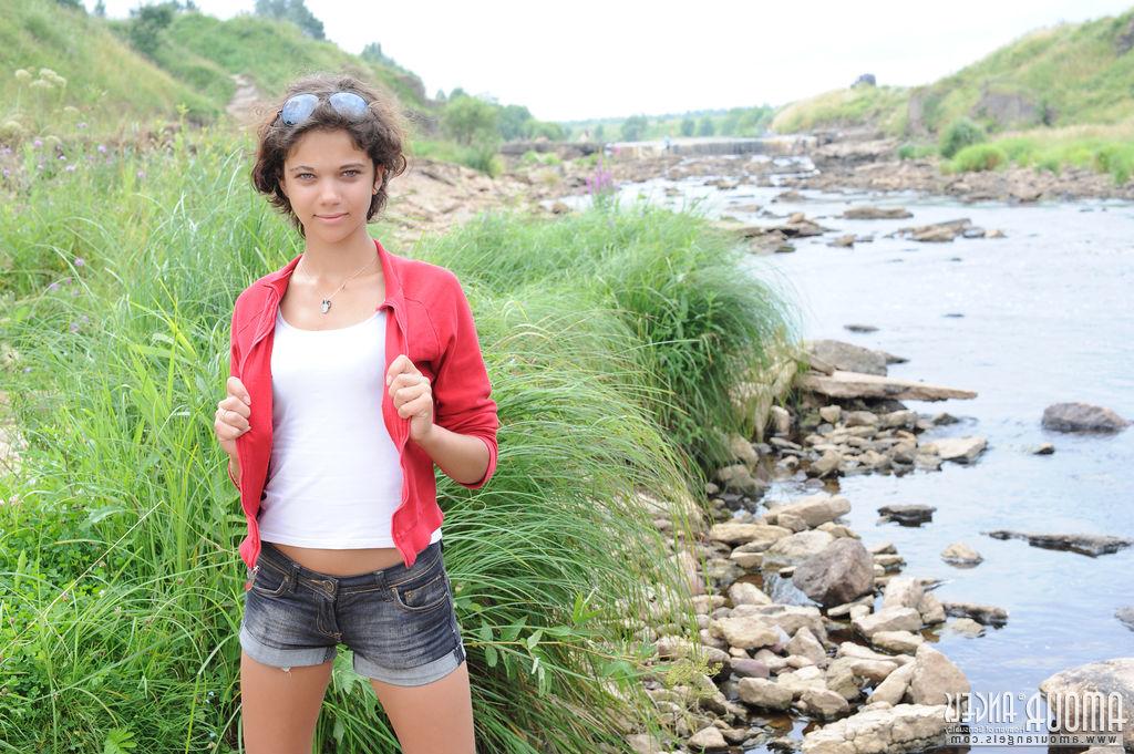 20P La joven de pelo corto Tina chapotea en aguas poco profundas después de desnudarse