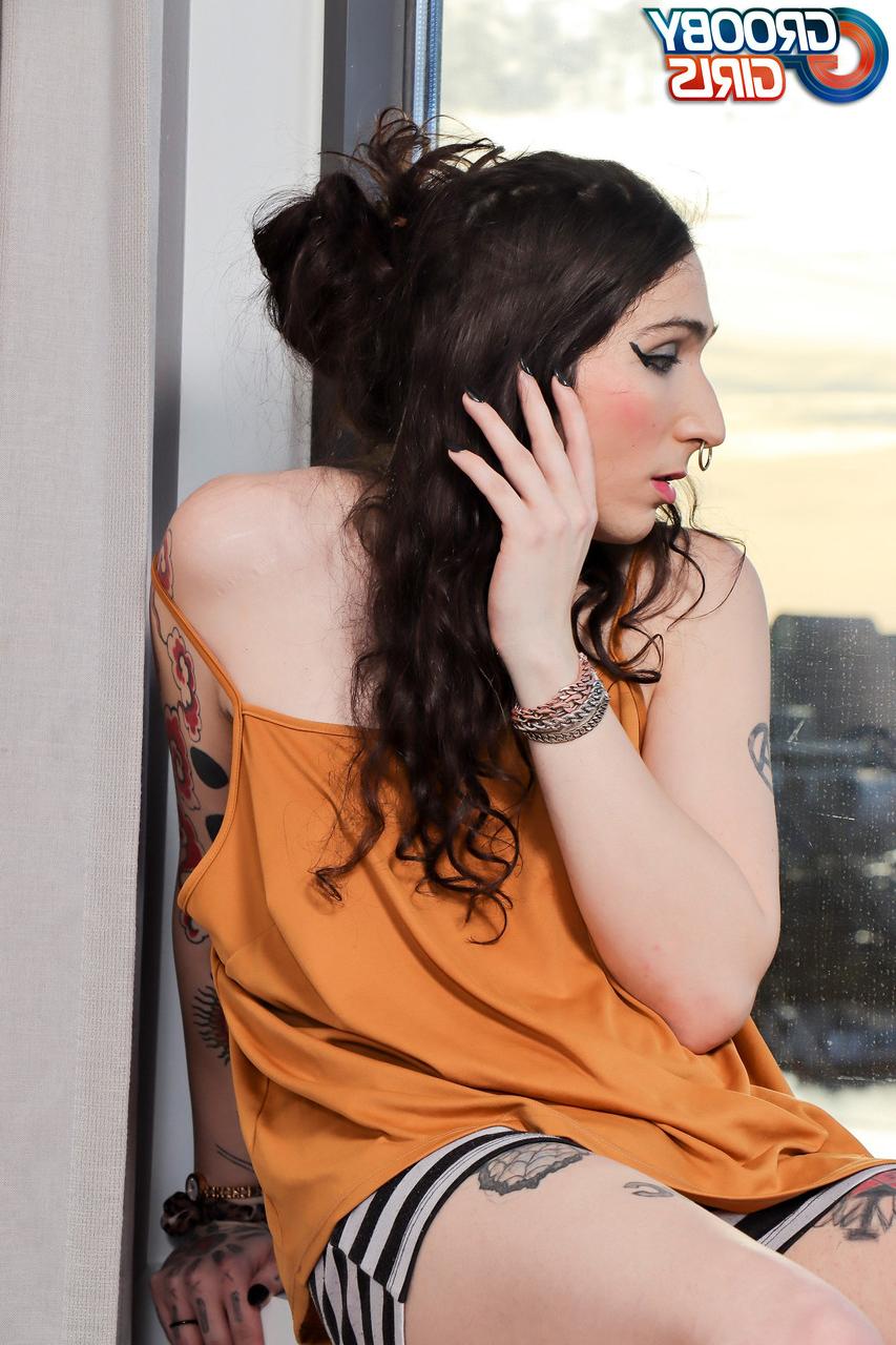 16P Sexy morena travesti Indica Dominant revela seu corpo tatuado e se masturba