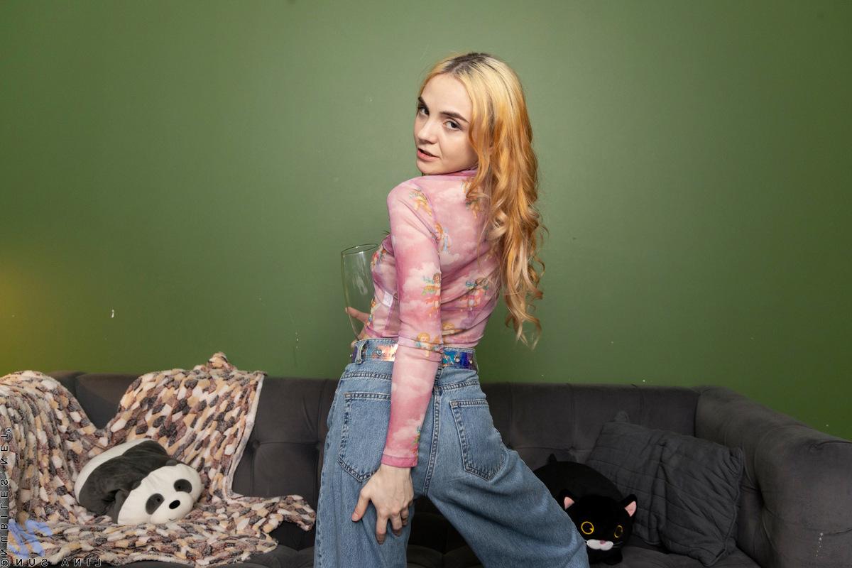 16P A adolescente ruiva Lina Sun brinca com os mamilos e os lábios vaginais enquanto fica nua