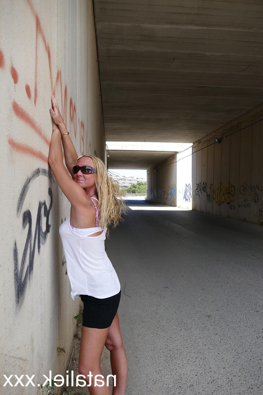 15P La star du porno espagnole avec des lunettes de soleil Natalie K se déshabille et se masturbe en public.