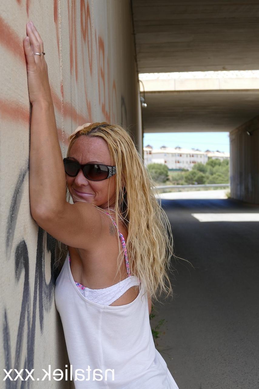 15P La star du porno espagnole avec des lunettes de soleil Natalie K se déshabille et se masturbe en public.