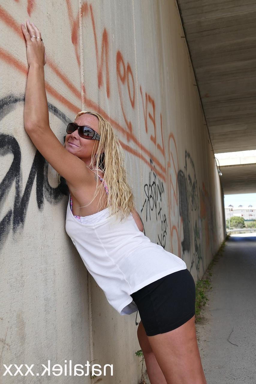 15P La star du porno espagnole avec des lunettes de soleil Natalie K se déshabille et se masturbe en public.