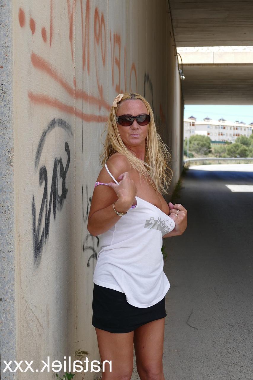 15P La star du porno espagnole avec des lunettes de soleil Natalie K se déshabille et se masturbe en public.