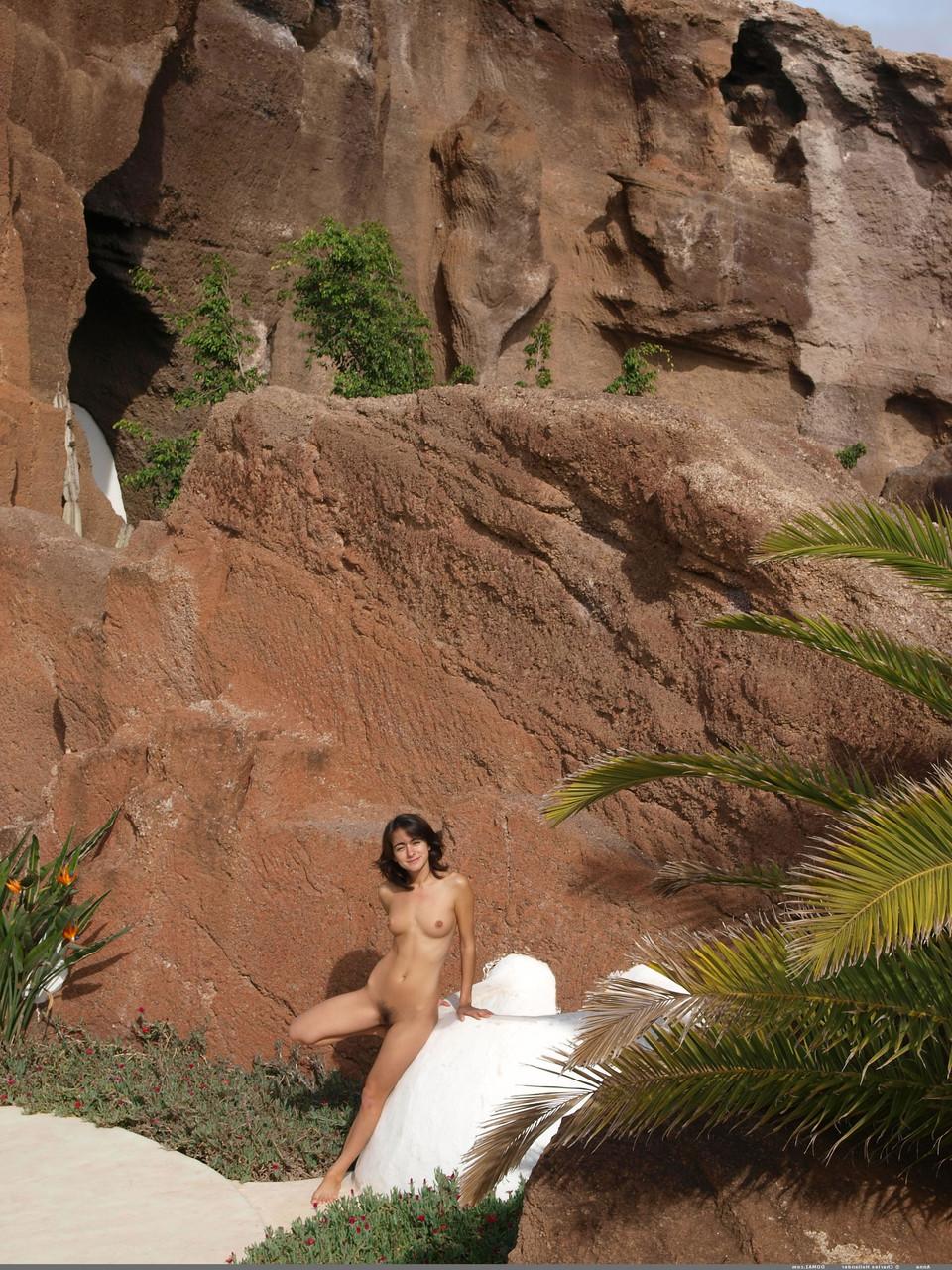 20P Anna, petite brune, montre son corps sexy en posant nue en plein air.