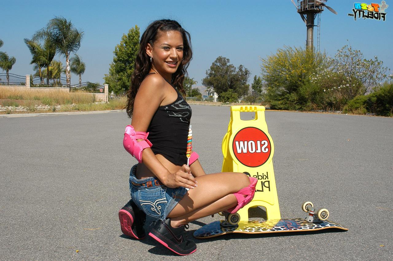 17P Das zierliche Skater-Girl Ariana Fox zeigt ihren süßen Arsch und ihre langen Beine in Jeansshorts