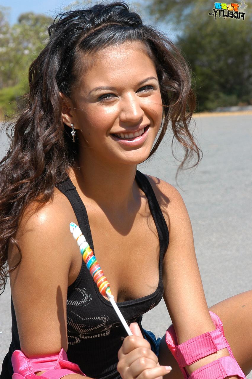 17P Das zierliche Skater-Girl Ariana Fox zeigt ihren süßen Arsch und ihre langen Beine in Jeansshorts