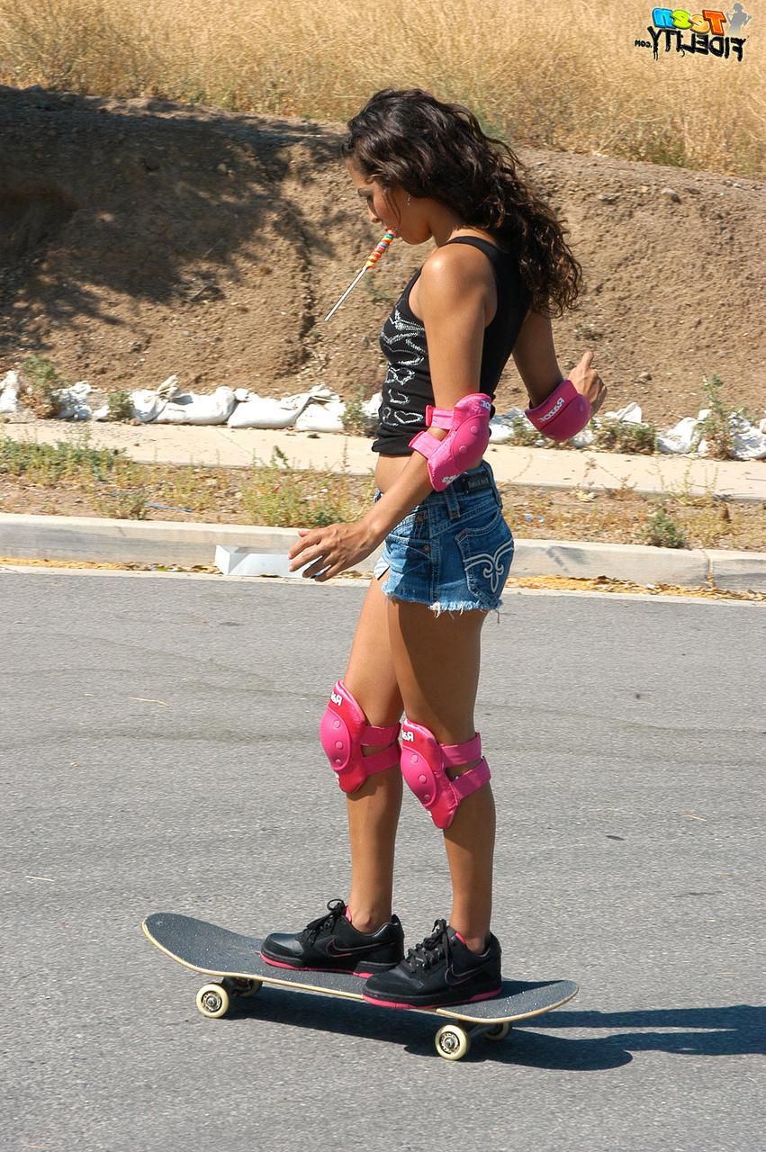 17P Das zierliche Skater-Girl Ariana Fox zeigt ihren süßen Arsch und ihre langen Beine in Jeansshorts