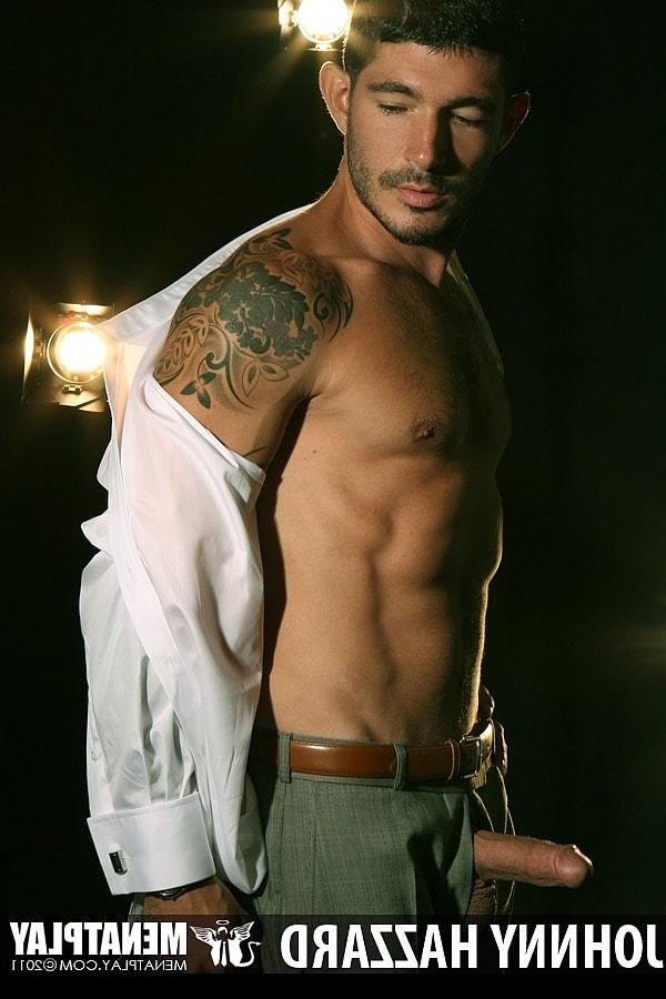 15P O empresário gay sexy Johnny Hazzard tira seu terno e mostra seu pacote 6 e pau