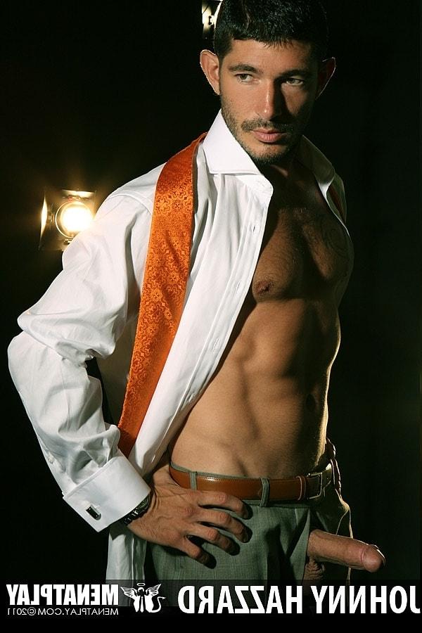 15P O empresário gay sexy Johnny Hazzard tira seu terno e mostra seu pacote 6 e pau