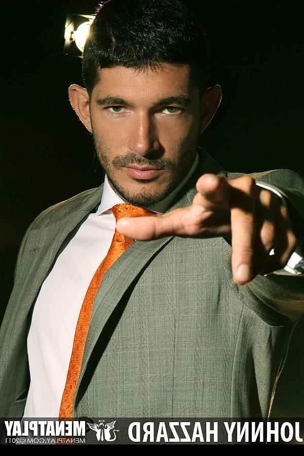 15P O empresário gay sexy Johnny Hazzard tira seu terno e mostra seu pacote 6 e pau