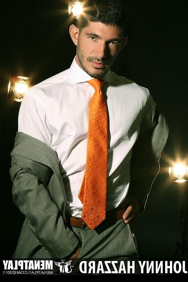 15P O empresário gay sexy Johnny Hazzard tira seu terno e mostra seu pacote 6 e pau