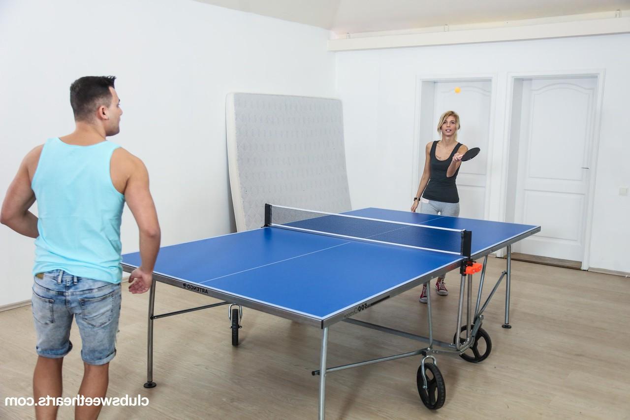 20P Die magere Teenagerin Missy Luv wird auf der Tischtennisplatte oral befriedigt und entbeint