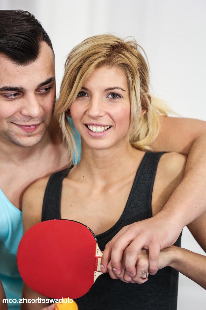 20P Die magere Teenagerin Missy Luv wird auf der Tischtennisplatte oral befriedigt und entbeint