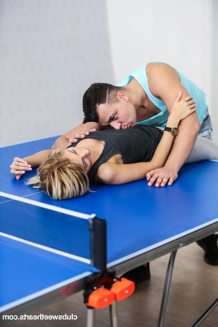 20P Die magere Teenagerin Missy Luv wird auf der Tischtennisplatte oral befriedigt und entbeint