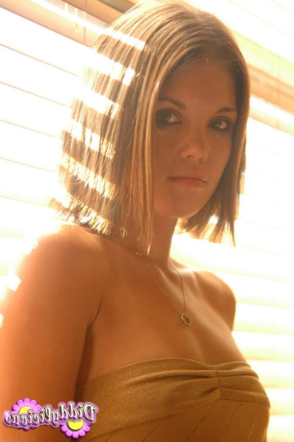 12P Gostosa sacanagem amadora Diddylicious perde seus jeans e brinca em topless