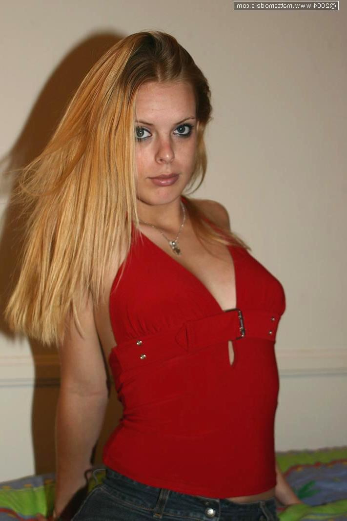 16P Die blonde Amateurin Nikki spreizt nach dem Ausziehen mit dem Finger ihre haarlose rosa Muschi
