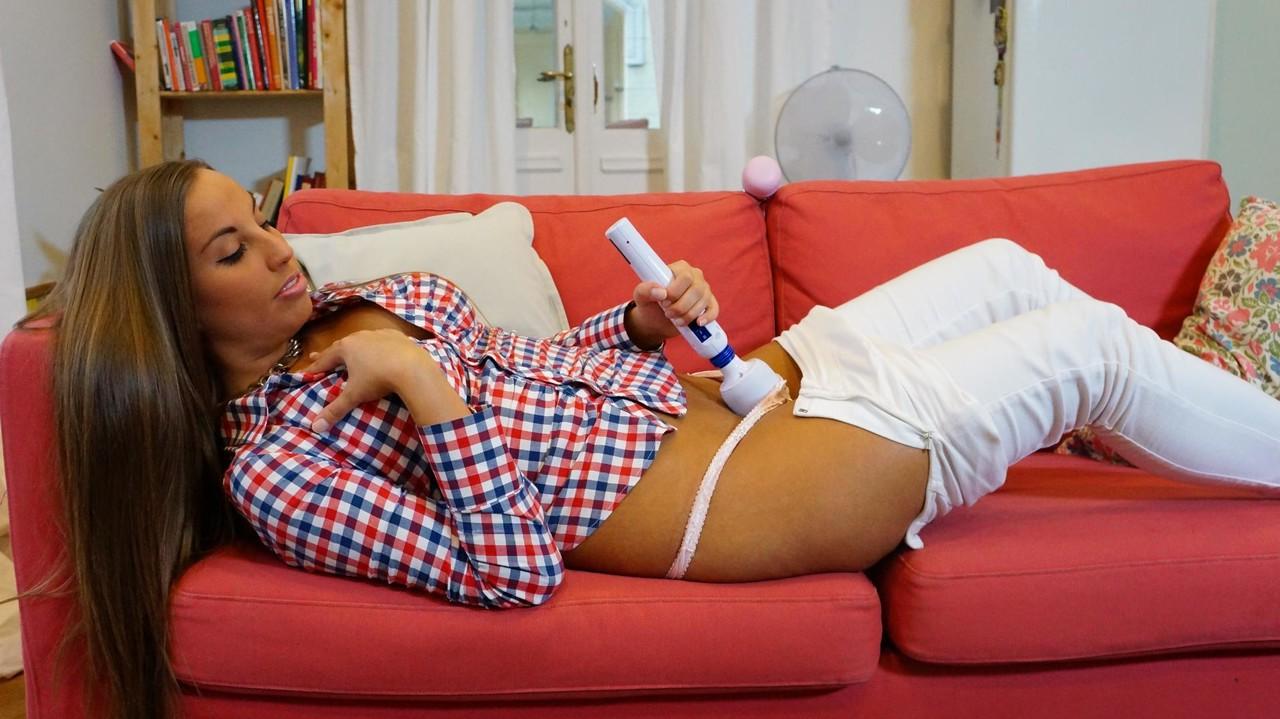 17P A húngara de aparência saudável Lina Dean vibra sua buceta com tesão até o orgasmo quente