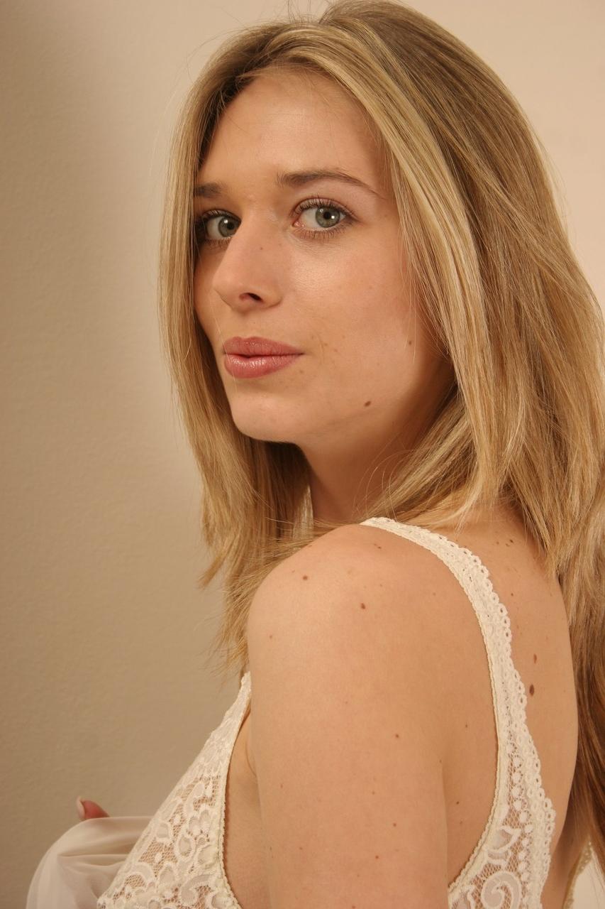 20P A adolescente amadora magrinha Lucie tira sua lingerie transparente e posa nua