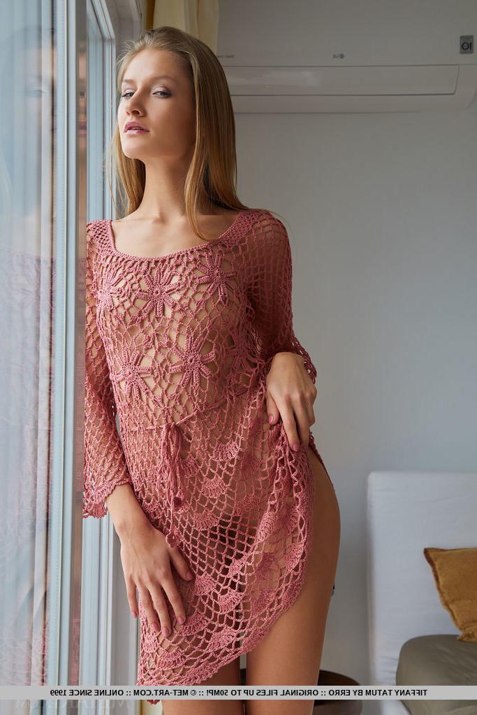18P A adolescente magra Tiffany Tatum tira um vestido de macramê para poses nuas confiantes