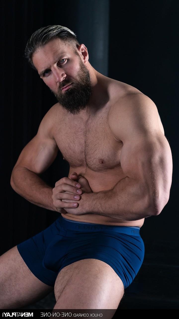 20P Gay musculoso muestra su cuerpo atlético desnudo y su gran polla