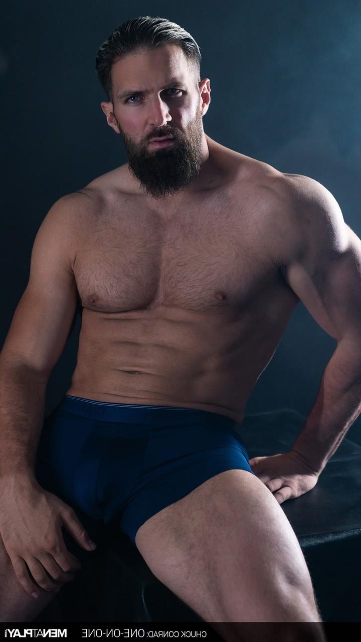 20P Gay musculoso muestra su cuerpo atlético desnudo y su gran polla