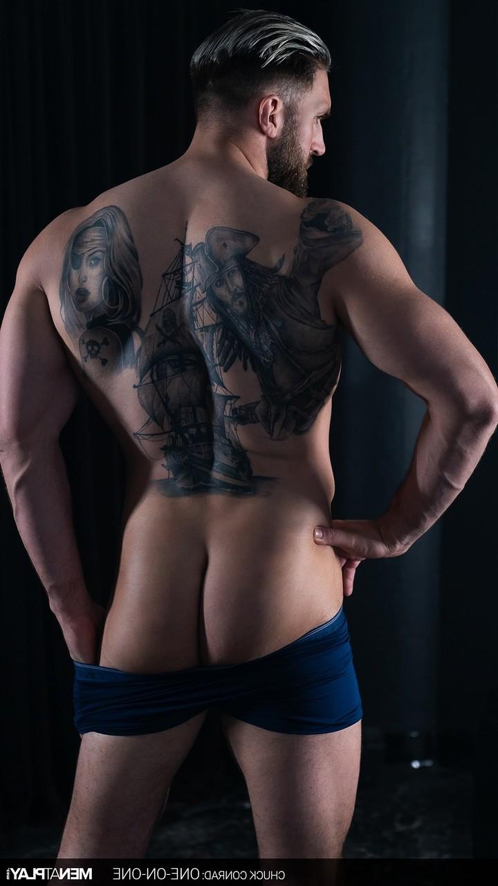 20P Gay musculoso muestra su cuerpo atlético desnudo y su gran polla