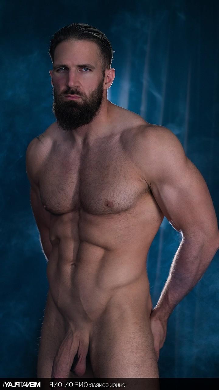 20P Gay musculoso muestra su cuerpo atlético desnudo y su gran polla