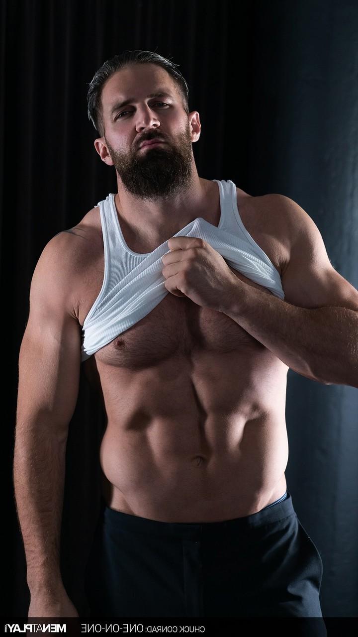 20P Gay musculoso muestra su cuerpo atlético desnudo y su gran polla