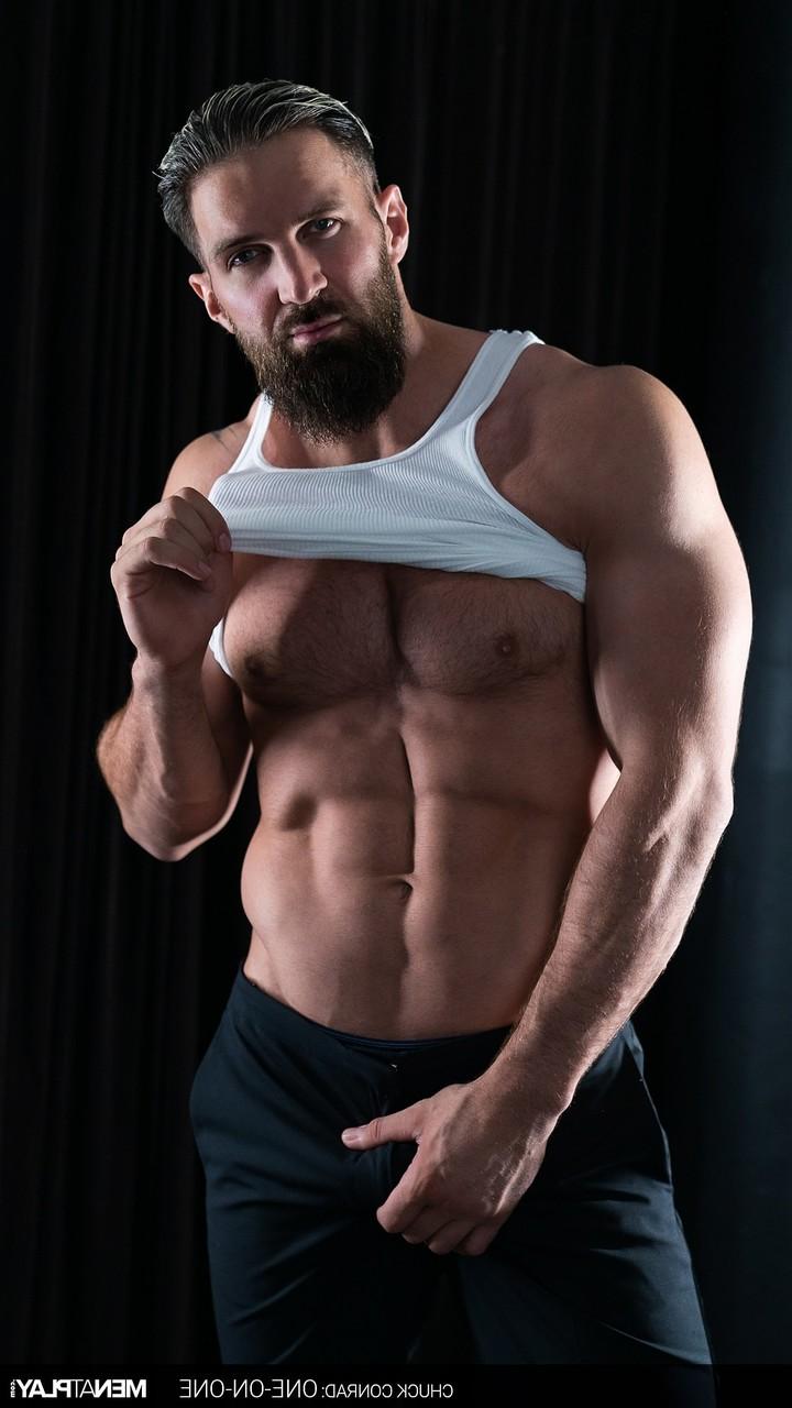 20P Gay musculoso muestra su cuerpo atlético desnudo y su gran polla