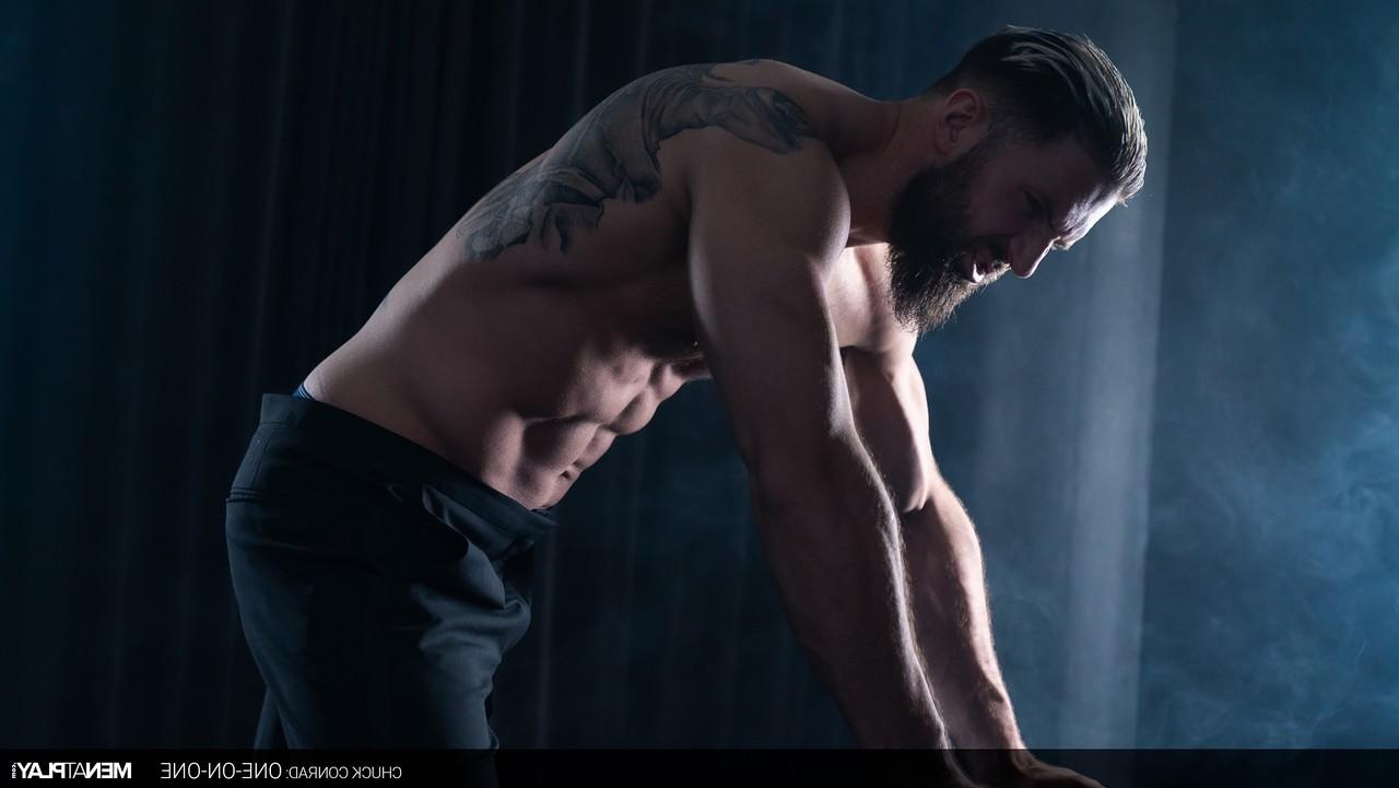20P Gay musculoso muestra su cuerpo atlético desnudo y su gran polla