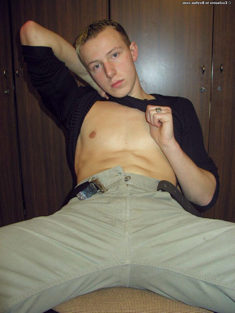 20P O modelo gay magro Vilius revela sua bunda grande e acaricia seu pau enorme