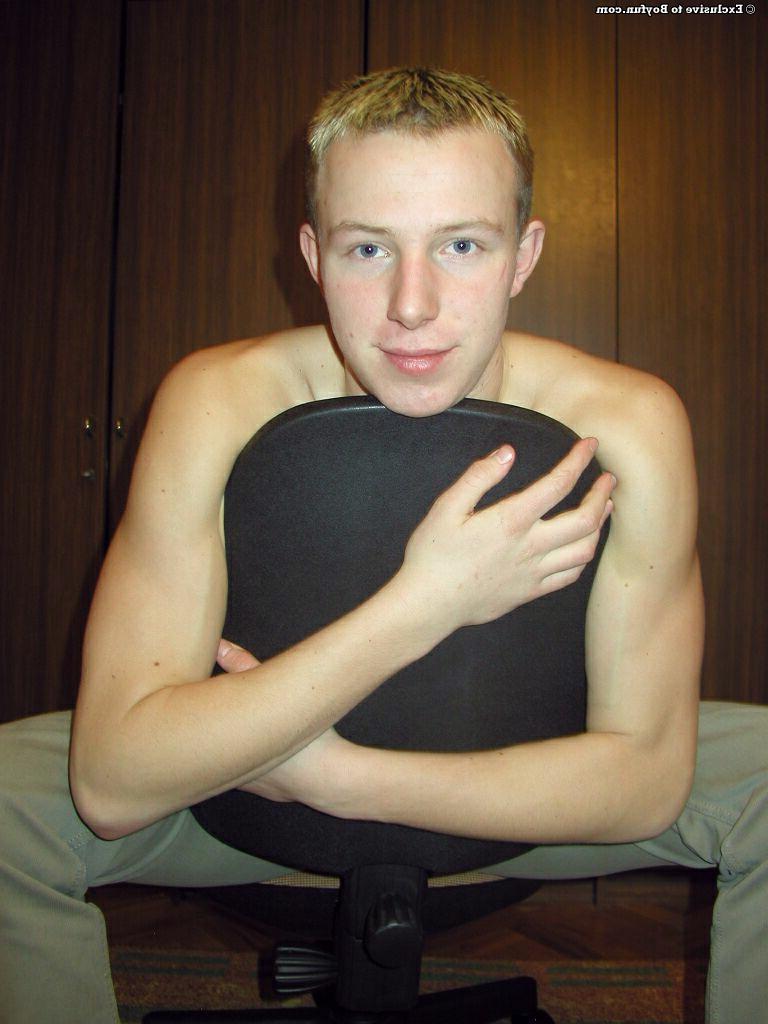 20P O modelo gay magro Vilius revela sua bunda grande e acaricia seu pau enorme
