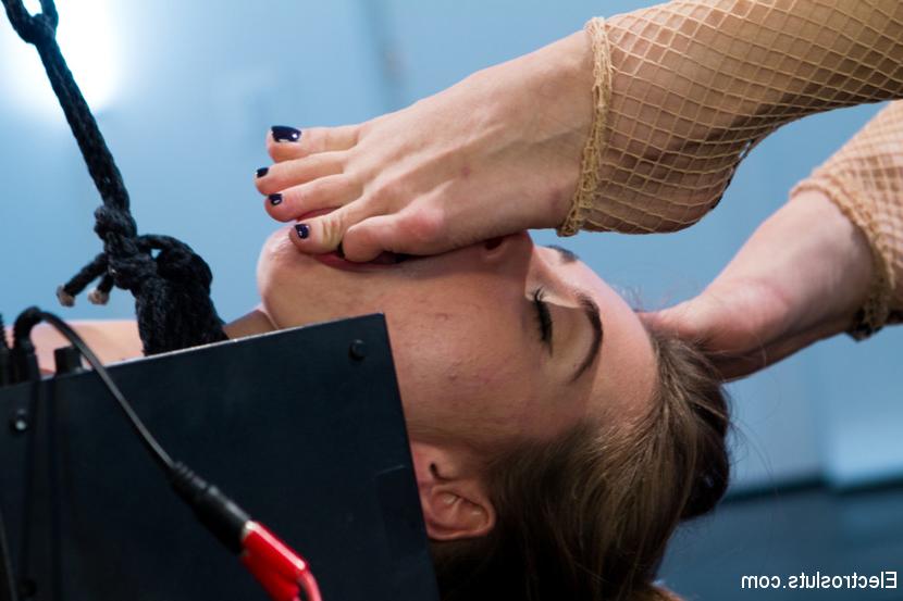 15P Riley Reid tops a submissive girl during lesbian electro play