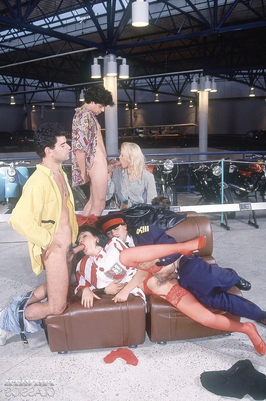 12P Des stars du porno des années 70 se prennent du sperme dans la bouche après une sodomie lors d'une action sexuelle en groupe