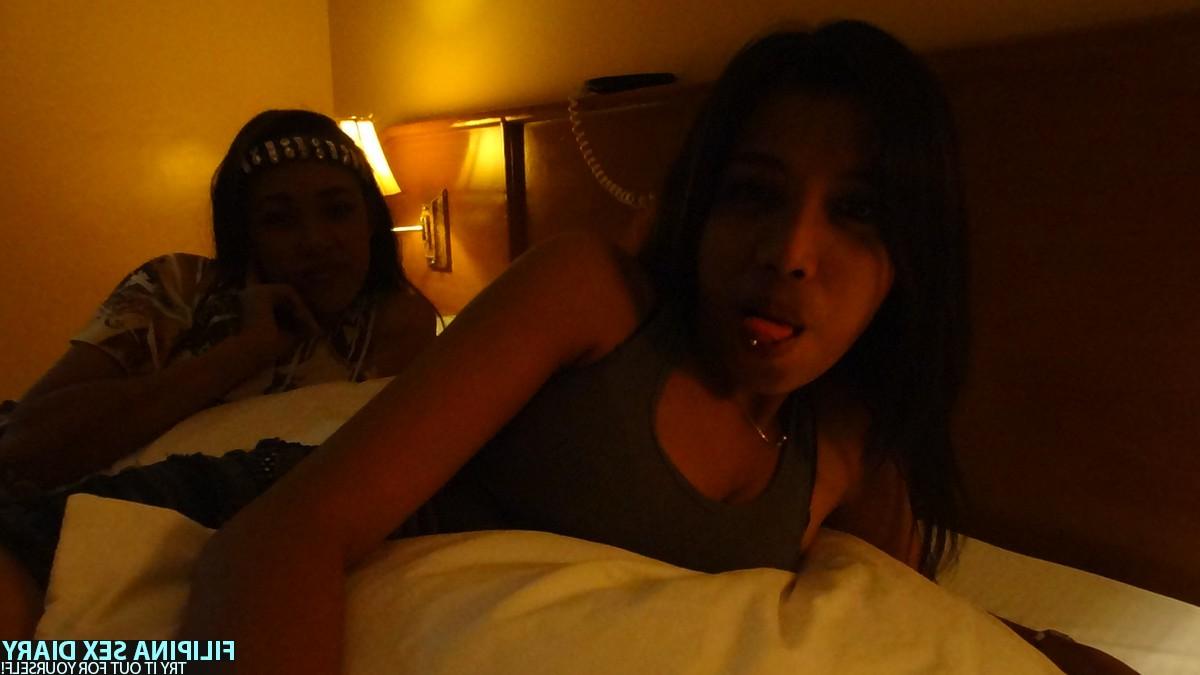 17P Ashley B e sua prima asiática Nicole posando juntas no quarto de hotel