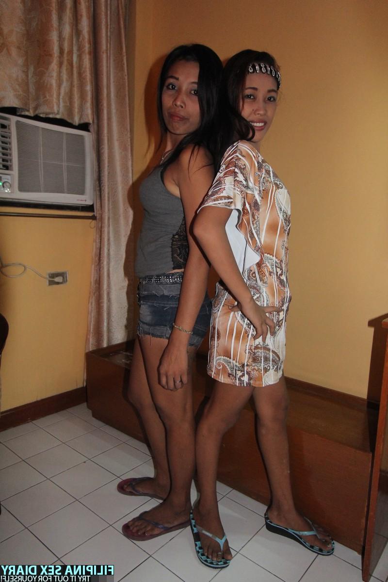 17P Ashley B e sua prima asiática Nicole posando juntas no quarto de hotel